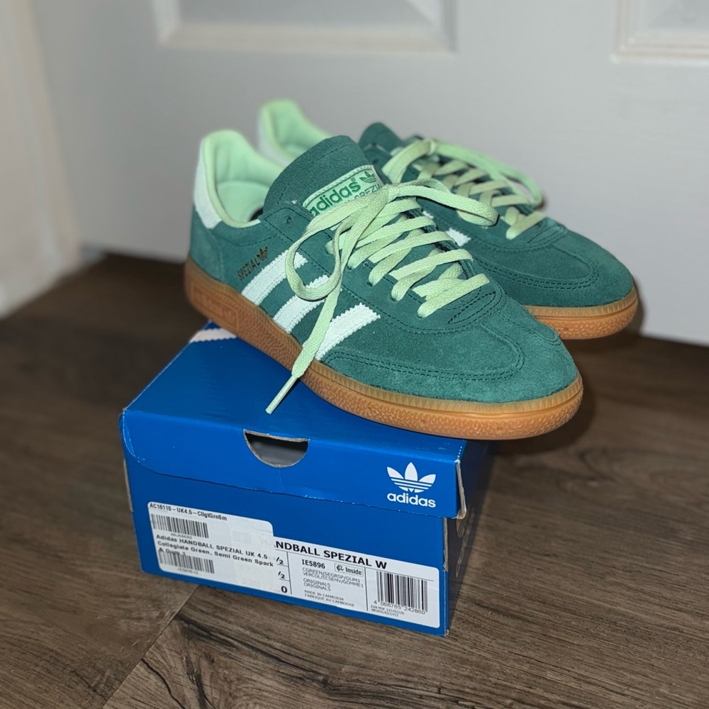 ADIDAS HANDBALL SPEZIAL
Collegiate Green Semi Green Spark & Gum 1
US Women’s 6
